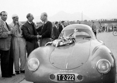 1952 September 7 Salzburg Road Race Otto Mathé félicité pour sa victoire ou sa course exemplaire