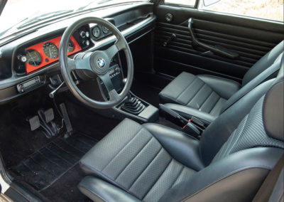 1974 BMW 2002 Turbo interieur typique des années 70 - London Auction