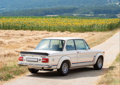 1974 BMW 2002 Turbo vue trois quarts arrière droit - London Auction
