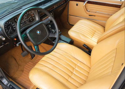 1975 BMW 3.3 LIA intérieur cossu en cuir naturel et harmonie avec la peinture anthracite - London Auction