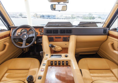 1990 Lamborghini LM002 large console centrale et boutons poussoirs à profusion - London Auction
