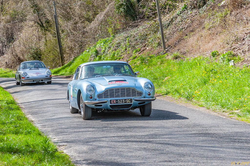 Aston Martin DB6 lors du Rallye des 3 Forêts - Rallye de voitures anciennes.