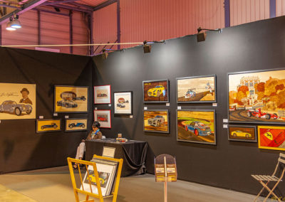 Dans la galerie des artistes, Bugatti, Porsche et Ferrari à Auto Moto Classic Strasbourg.