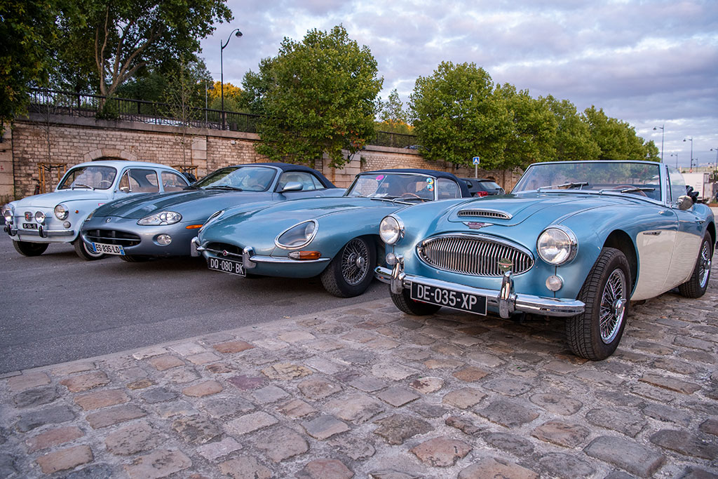 Harmonie de bleu pour voitures de collection en accord avec une collection d'ACABA Gantier.