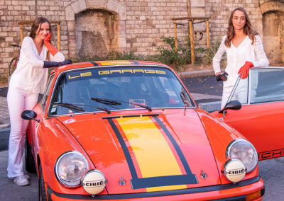 Une Porsche, deux filles et 4 gants différents, le choix chez ACABA.