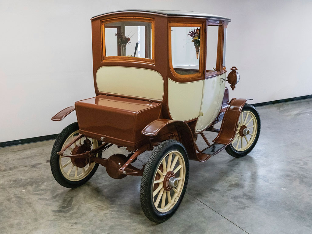 1909 Rauch & Lang Electric Coupé vue trois quarts arrière gauche.