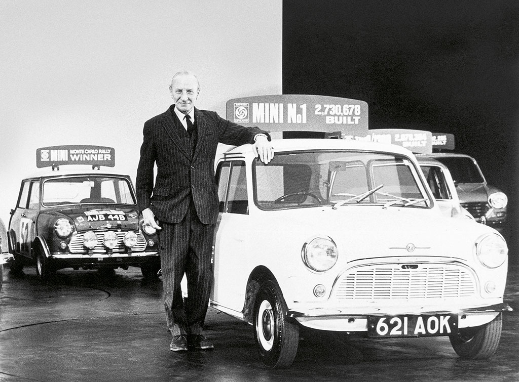 1959 Sir Alec Issigonis et la Mini.