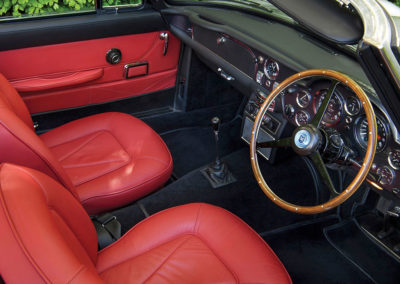 1968 Aston Martin DB6 Volante tableau de bord et sièges avant en cuir.