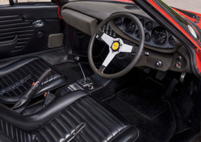 1973 Ferrari Dino 246 GT by Scaglietti intérieur avec sièges style Daytona.