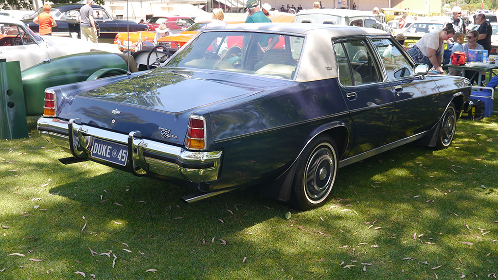 1974-76 HJ Holden Statesman Caprice Sedan vue trois quarts arrière droit. 1974-76 HJ Holden Statesman Caprice Sedan vue trois quarts arrière droit.