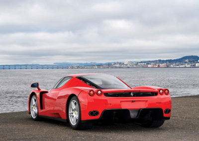 2003 Ferrari Enzo vue trois quarts arrière gauche.