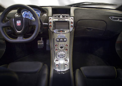 GTA Spano tableau de bord console centrale gris argent.