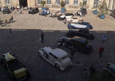 Vue d'ensemble des Hispano-Suiza dans la cour du château de Compiègne