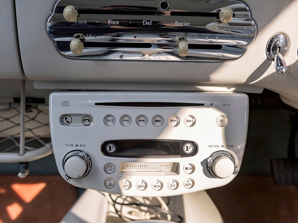 1991 Nissan Figaro commande de chauffage et auto-radio CD.