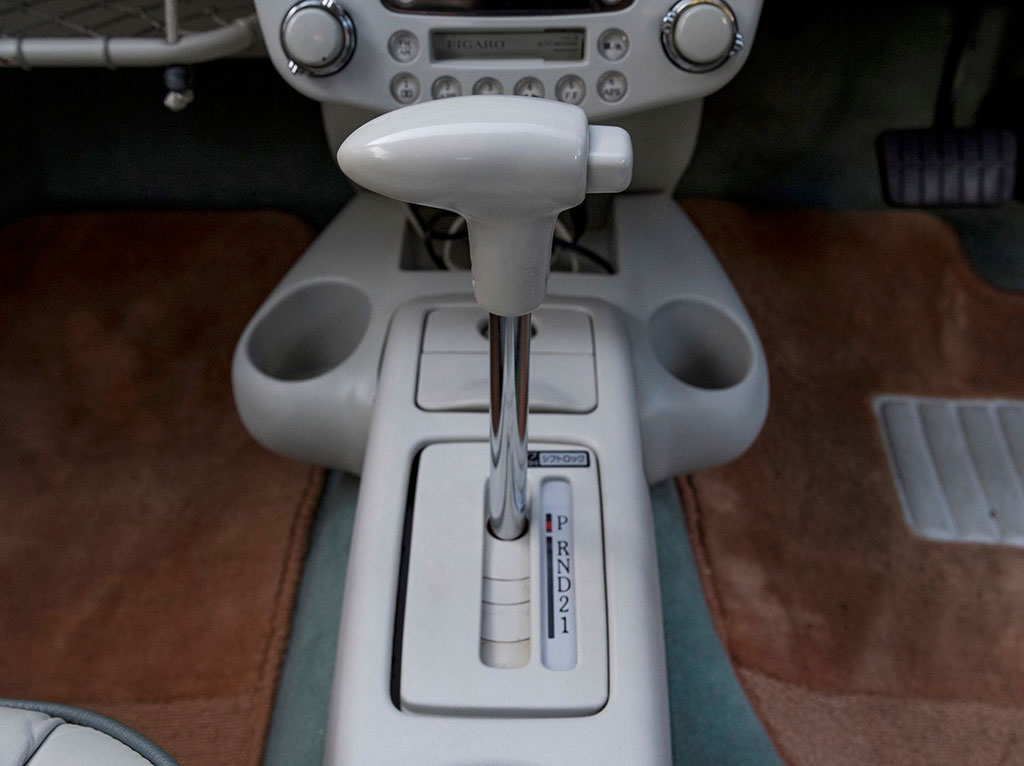 1991 Nissan Figaro livrable uniquement en boîte automatique à 3 rapports.