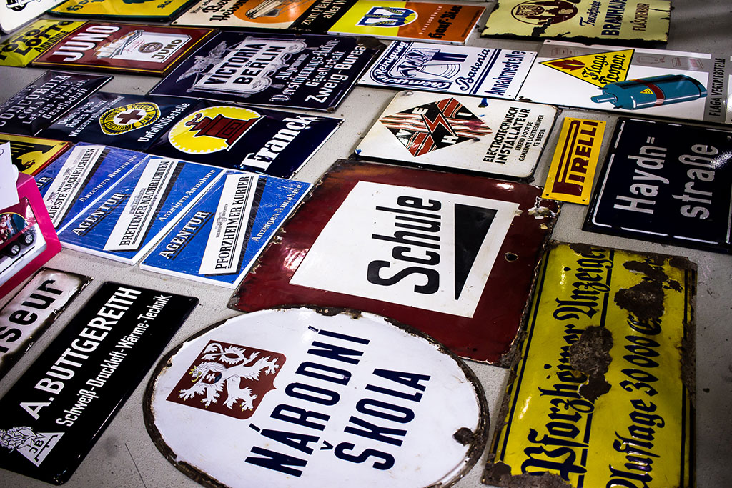 Grand choix de plaques émaillées à VETERAMA Grand choix de plaques émaillées à VETERAMA