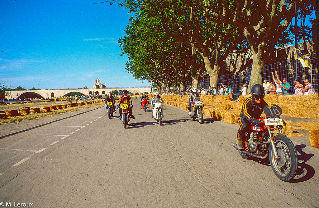 Course de motos sur les allées de l'Oulle, la locomotion à Avignon.