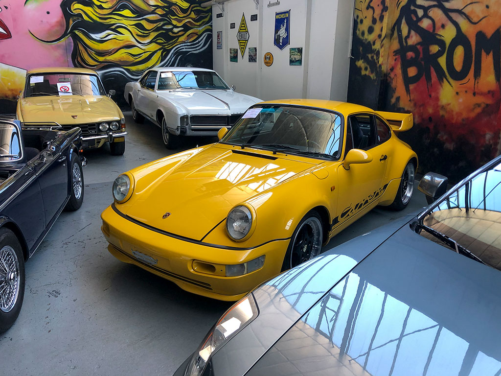 1984 Porsche 911 Carrera 3.8 recréation à la Galerie Toffen en Suisse. 1984 Porsche 911 Carrera 3.8 recréation à la Galerie Toffen en Suisse.