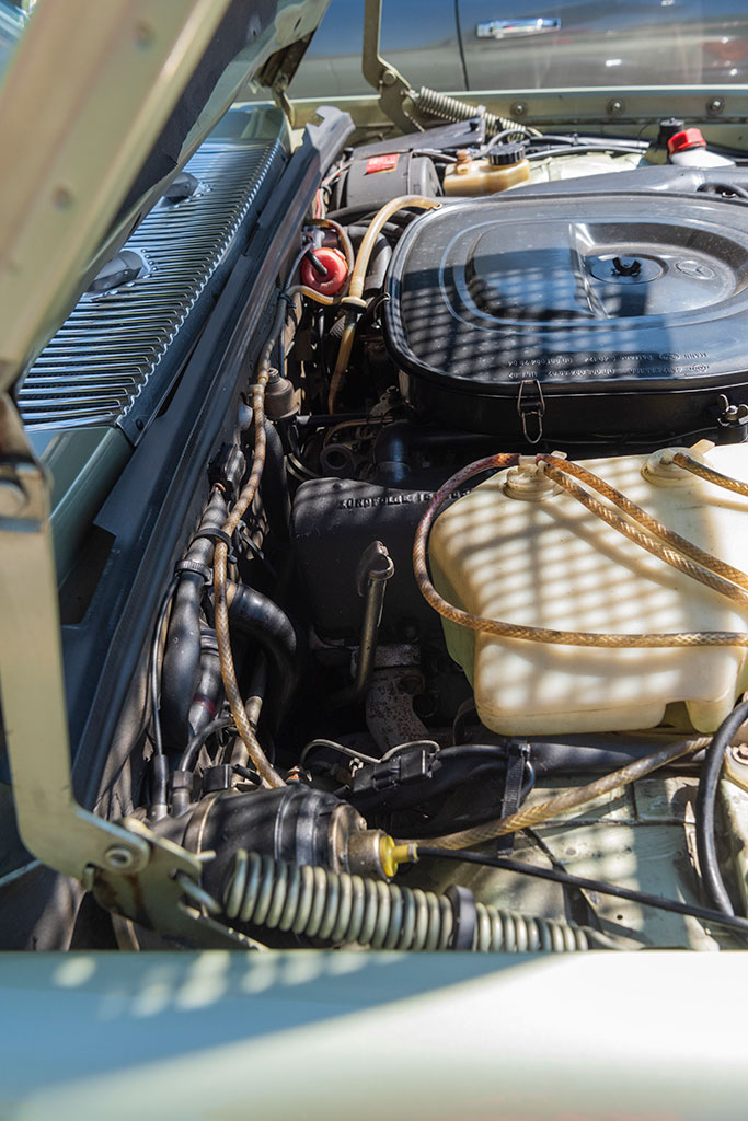 Mercedes-Benz 450 SEL 6.9 - Détail de la jauge d'huile et sa position spécifique côté roue avant droite. Mercedes-Benz 450 SEL 6.9 - Détail de la jauge d'huile et sa position spécifique côté roue avant droite.