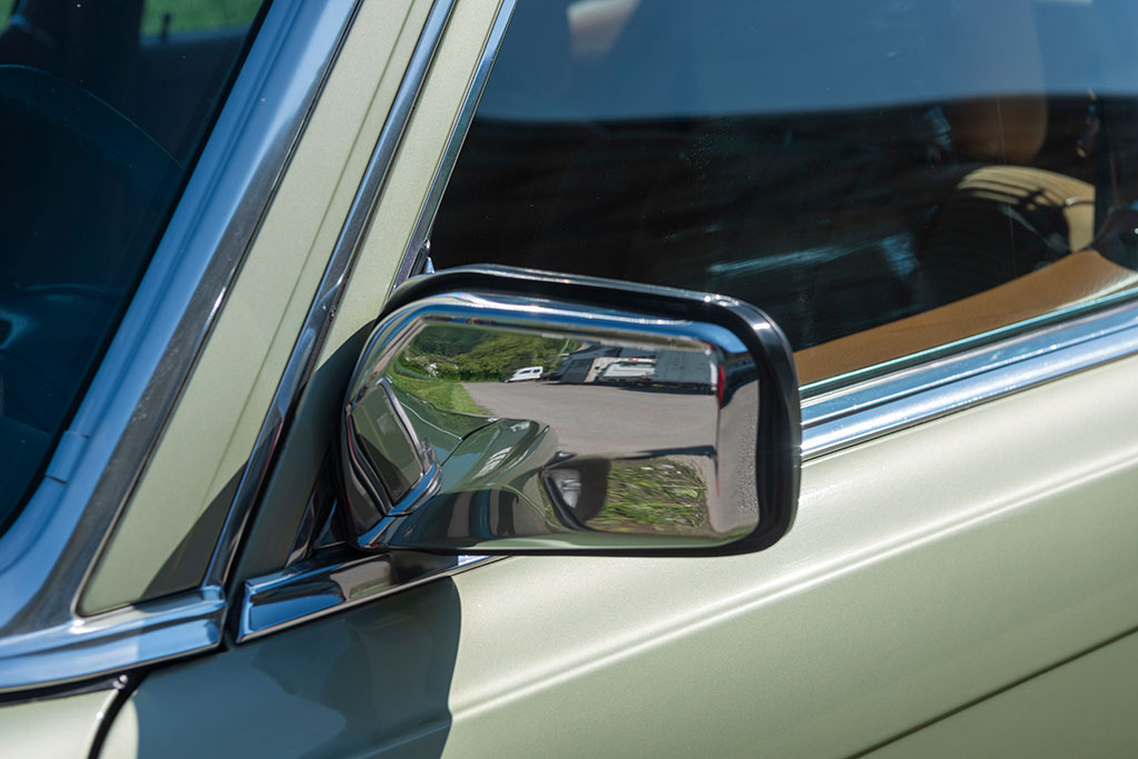 Mercedes-Benz 450 SEL 6.9 - Rétroviseur chromé d'époque non électrique. Mercedes-Benz 450 SEL 6.9 - Rétroviseur chromé d'époque non électrique.