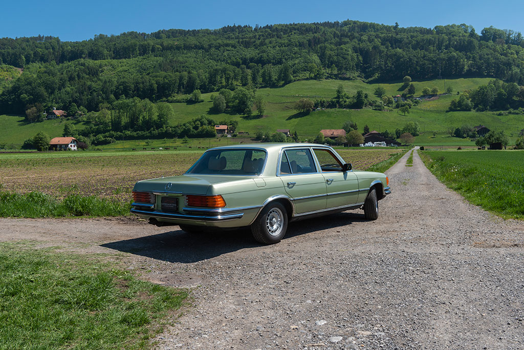 Mercedes-Benz 450 SEL 6.9 - Vue trois quarts arrière droit. Mercedes-Benz 450 SEL 6.9 - Vue trois quarts arrière droit.