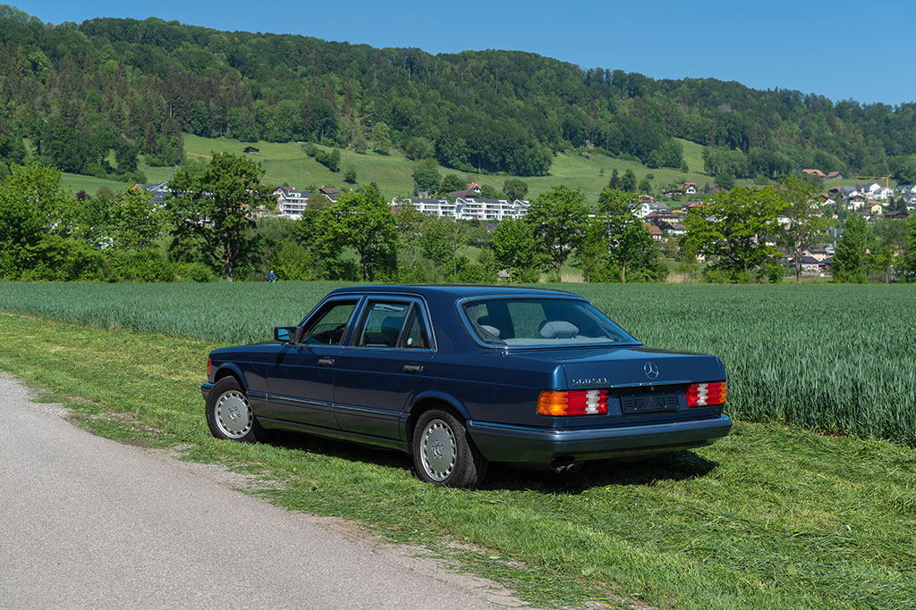 Mercedes-Benz 560 SEL - Vue trois quarts arrière gauche. Mercedes-Benz 560 SEL - Vue trois quarts arrière gauche.