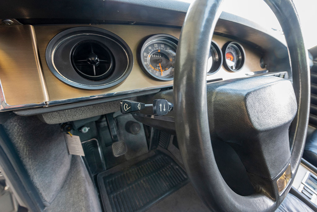 1974 Citroën SM, les commodos en Bakélite nous ramènent 50 ans en arrière. Notez le volant mono branche et sa jante épaisse pour l'époque. 1974 Citroën SM, les commodos en Bakélite nous ramènent 50 ans en arrière. Notez le volant mono branche et sa jante épaisse pour l'époque.