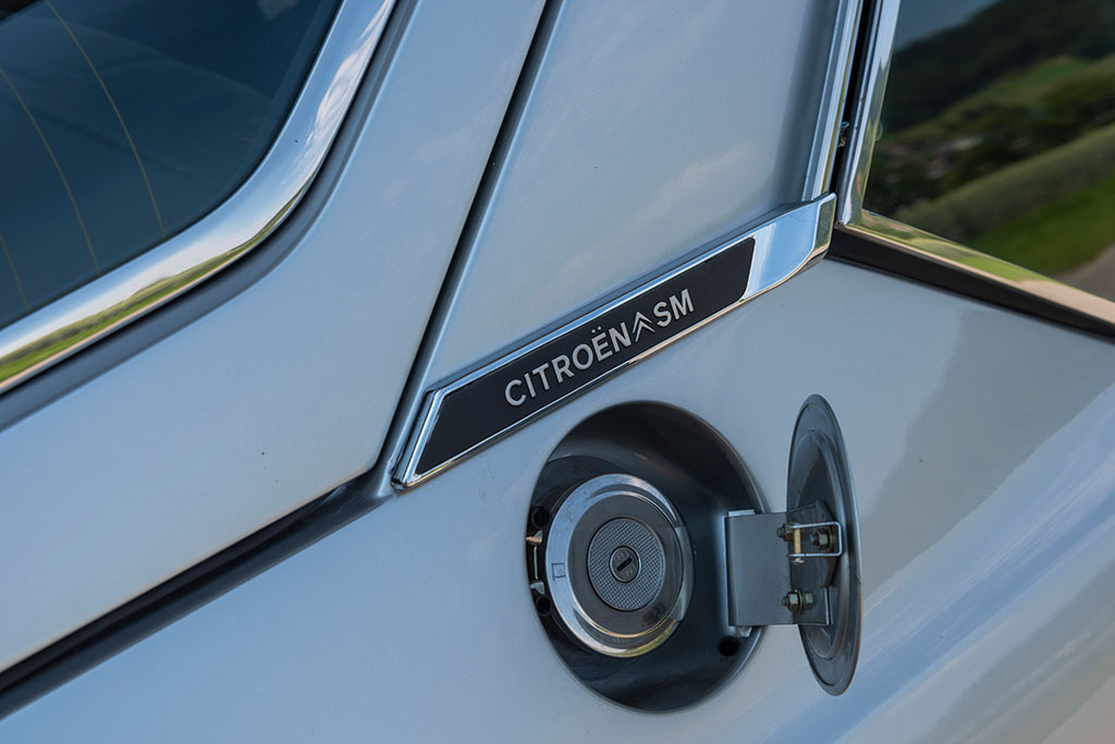 1974 Citroën SM, la trappe à essence cache un bouchon muni d'un clef.