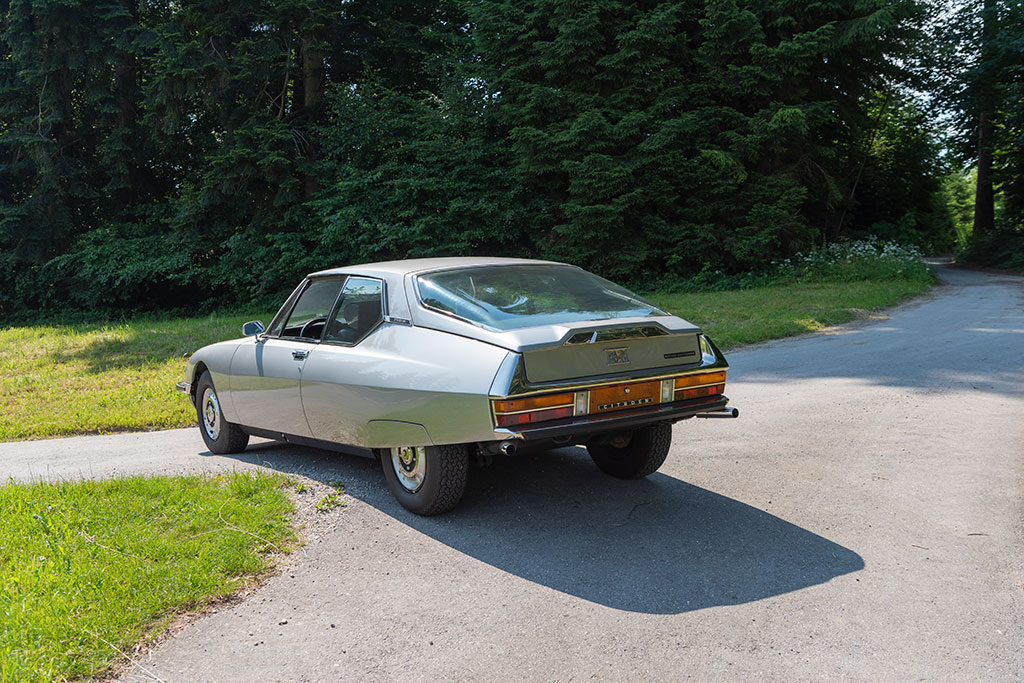 1974 Citroën SM, l'immense bulle arrière offre une visibilité parfaite malgré son inclinaison.