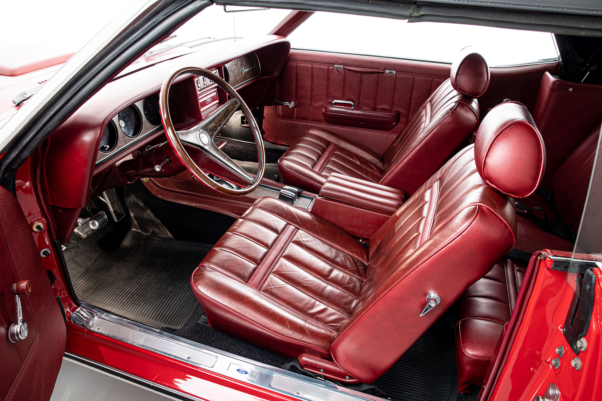 1969 Mercury Cougar XR7 intérieur en cuir rouge - Bonhams Bond Street Sale