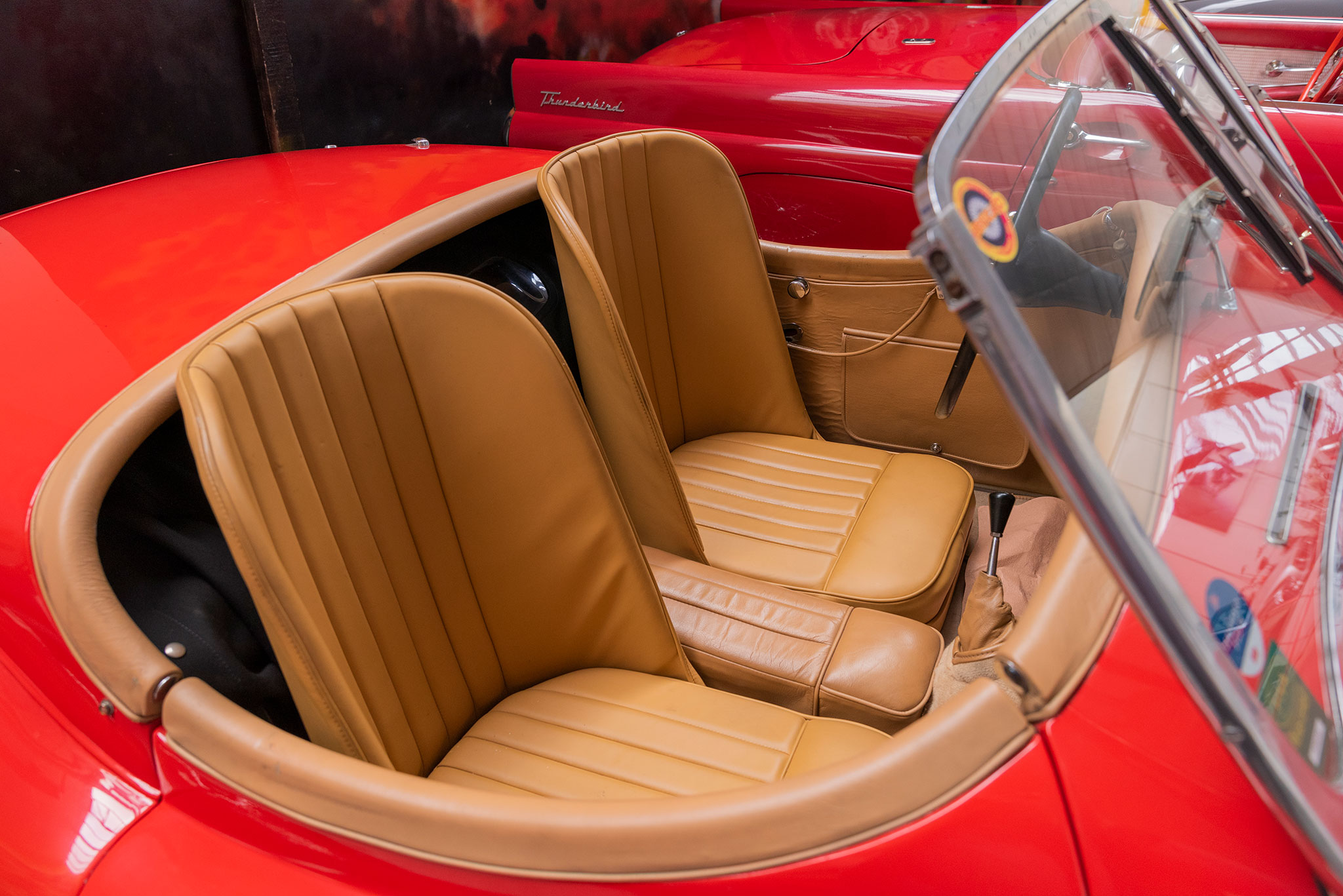 1954 Jaguar XK 120 OTS sièges sport en cuir spartiates.