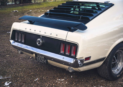 1970 Ford Mustang Boss 302 détail de l'aileron et de la jalousie arrière.