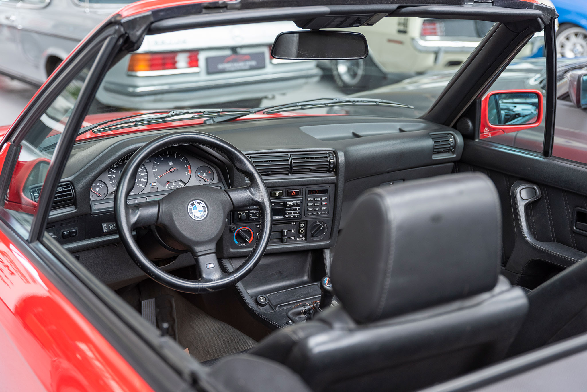 1991 BMW M3 E30 Cabriolet intérieur en cuir noir.