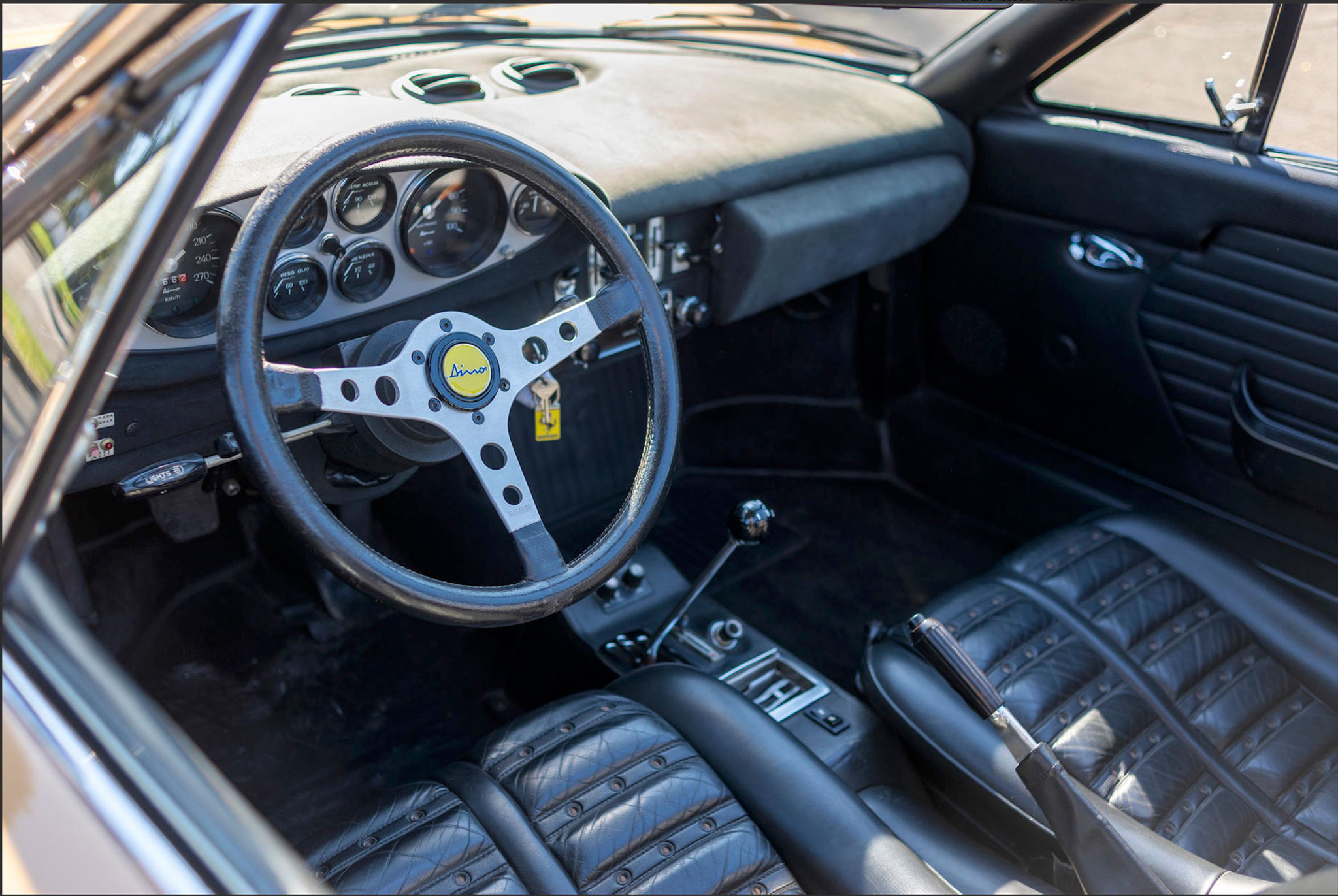 1973 Ferrari Dino 246 GTS sièges en cuir noir, intérieur sportif.