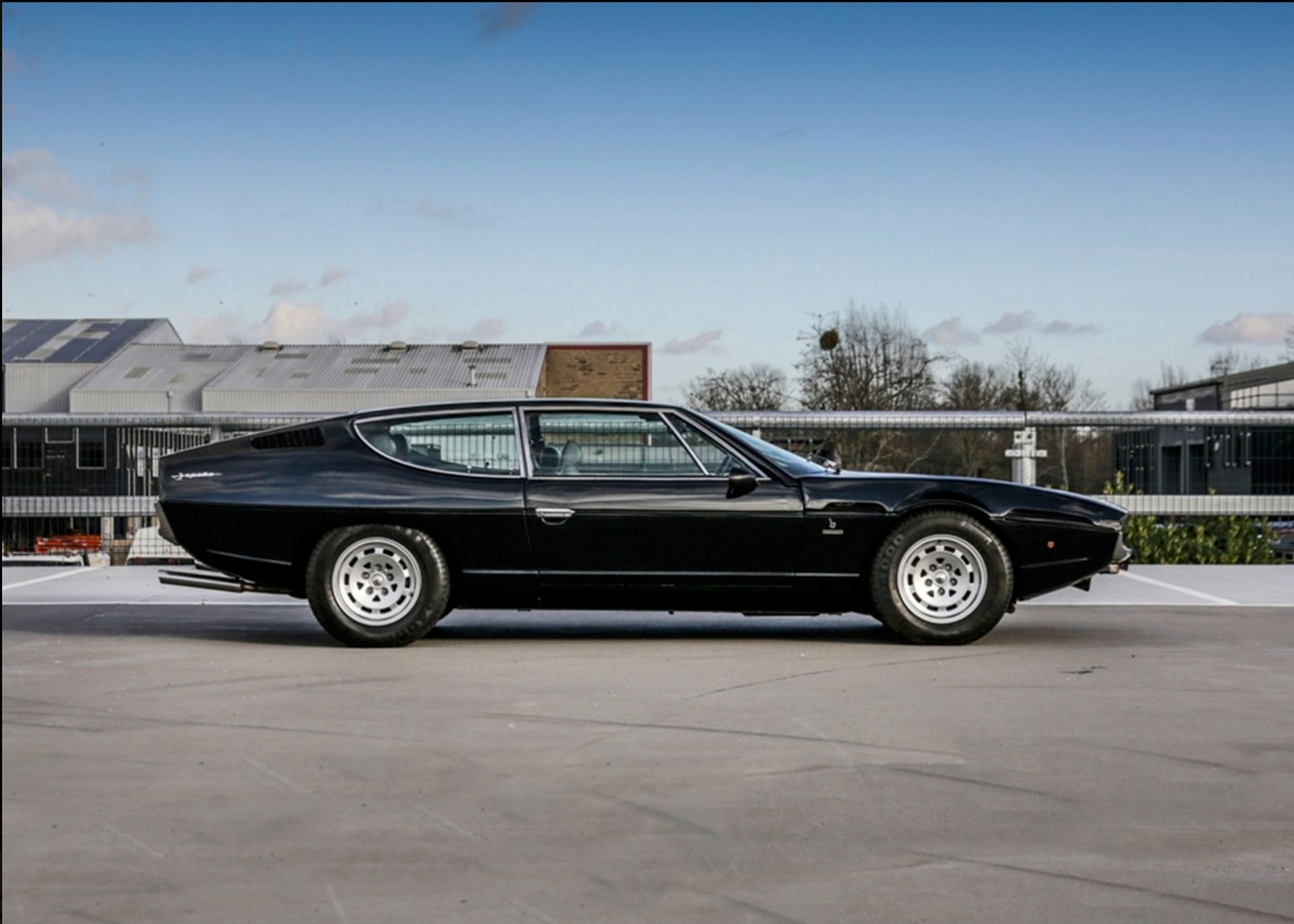 1976 Lamborghini Espada Série 3 une ligne très basse et une lunette arrière presque horizontale - Ascot Racecourse avril 2021.