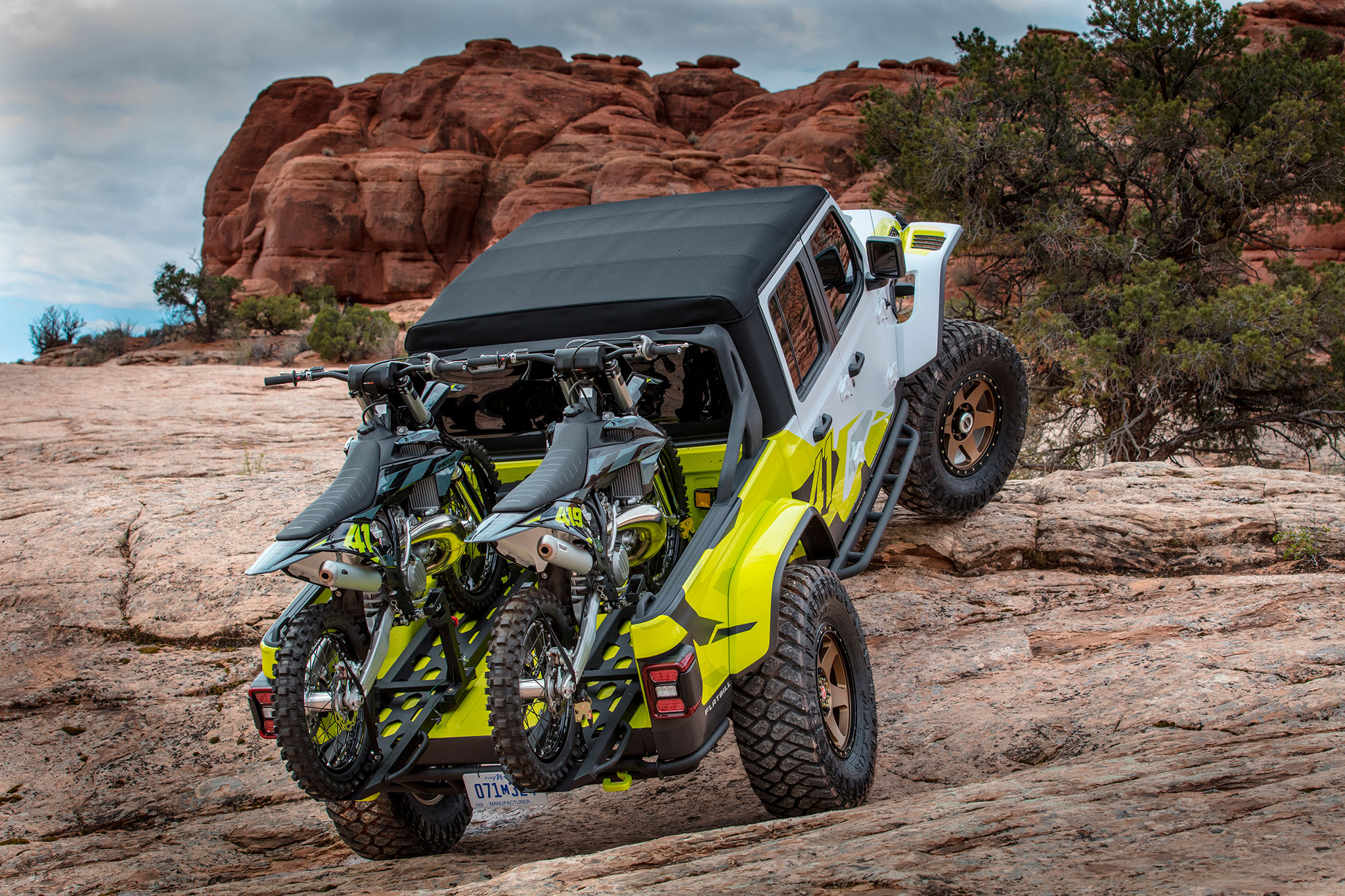 2019 Jeep Gladiator Flabill la benne arrière reçoit les deux motos de cross - Moab Easter Jeep Safari.