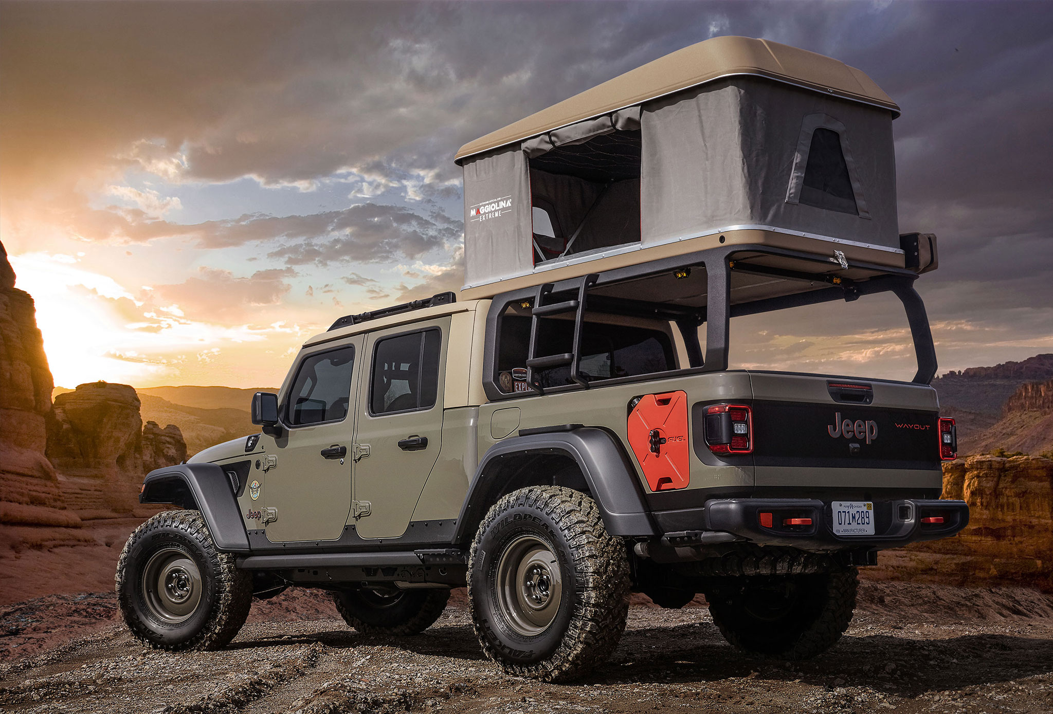 2019 Jeep Gladiator Wayout la tente en position nuit avec l'échelle latérale pour y accéder - Moab Easter Jeep Safari.