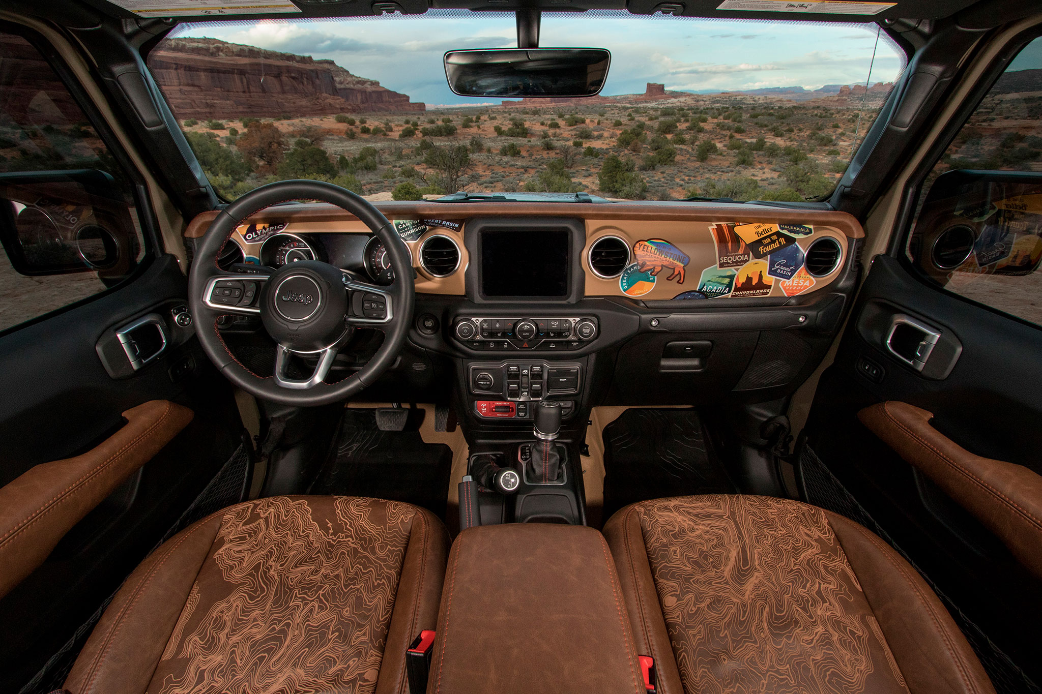 2019 Jeep Gladiator Wayout l'intérieur en cuir simule des cartes topographiques - Moab Easter Jeep Safari.
