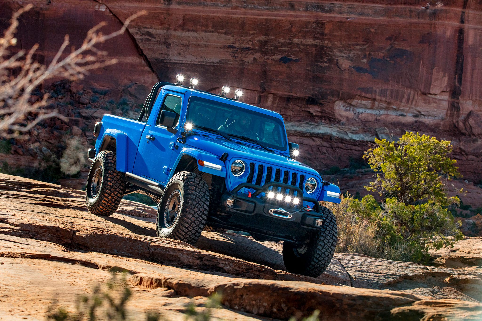 2019 Jeep J6 sa couleur Brilliant Blue fait référence au Honcho de 1978 - Moab Easter Jeep Safari.