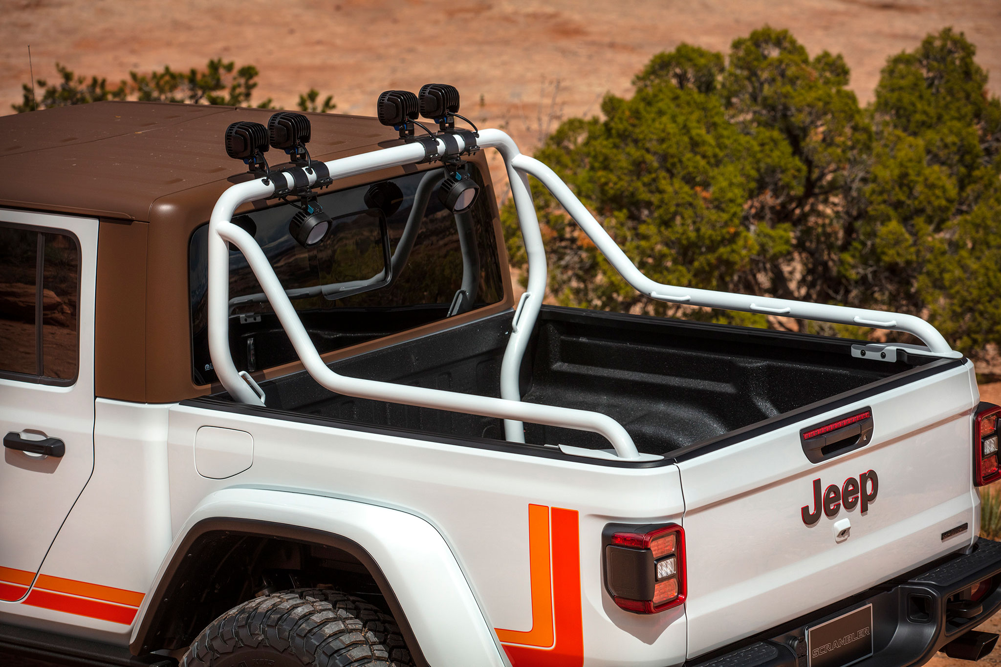 2019 Jeep JT Scrambler un arceau complet dans la benne arrière avec huit points d'attache - Moab Easter Jeep Safari.