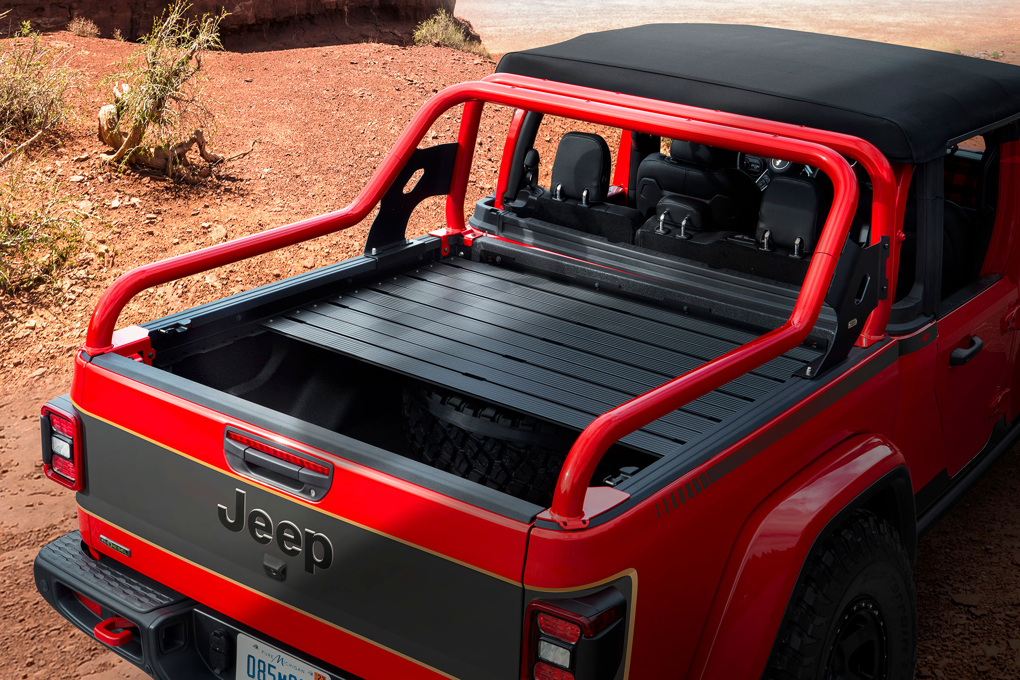 2021 Jeep Red Bare Gladiator Rubicon Concept détail de la personnalisation de la benne - Concept Cars de Jeep®.