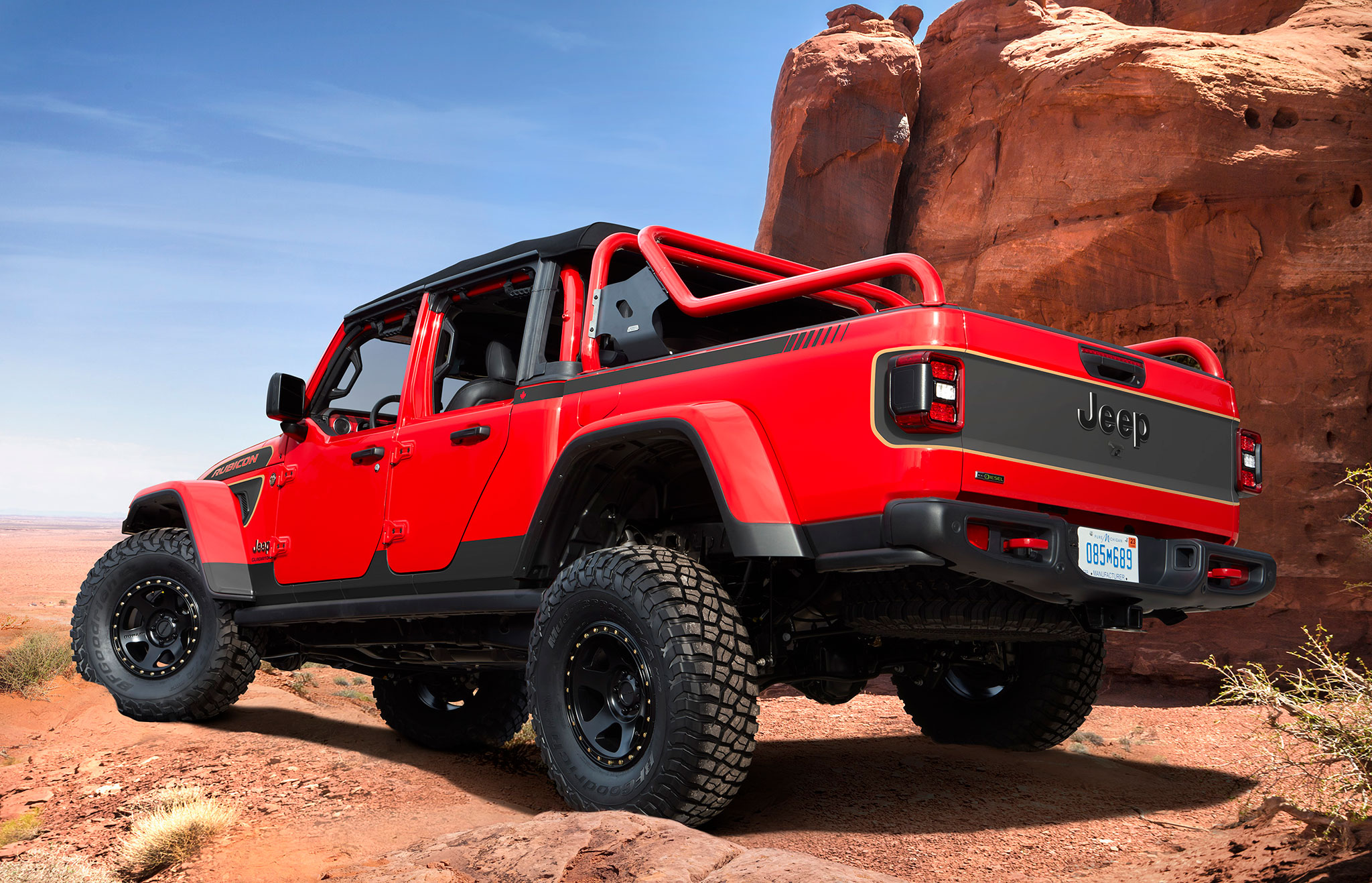 2021 Jeep Red Bare Gladiator Rubicon Concept trois quarts arrière gauche - Concept Cars de Jeep®.