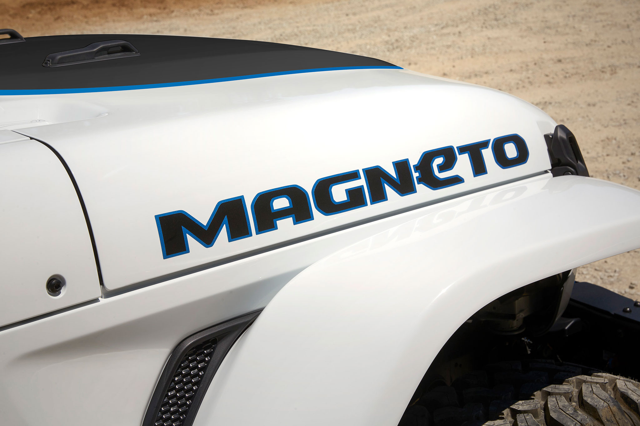 2021 Jeep Wrangler Magneto Concept détail de l'autocollant magneto sur le côté droit du capot avant - Concept Cars de Jeep®.