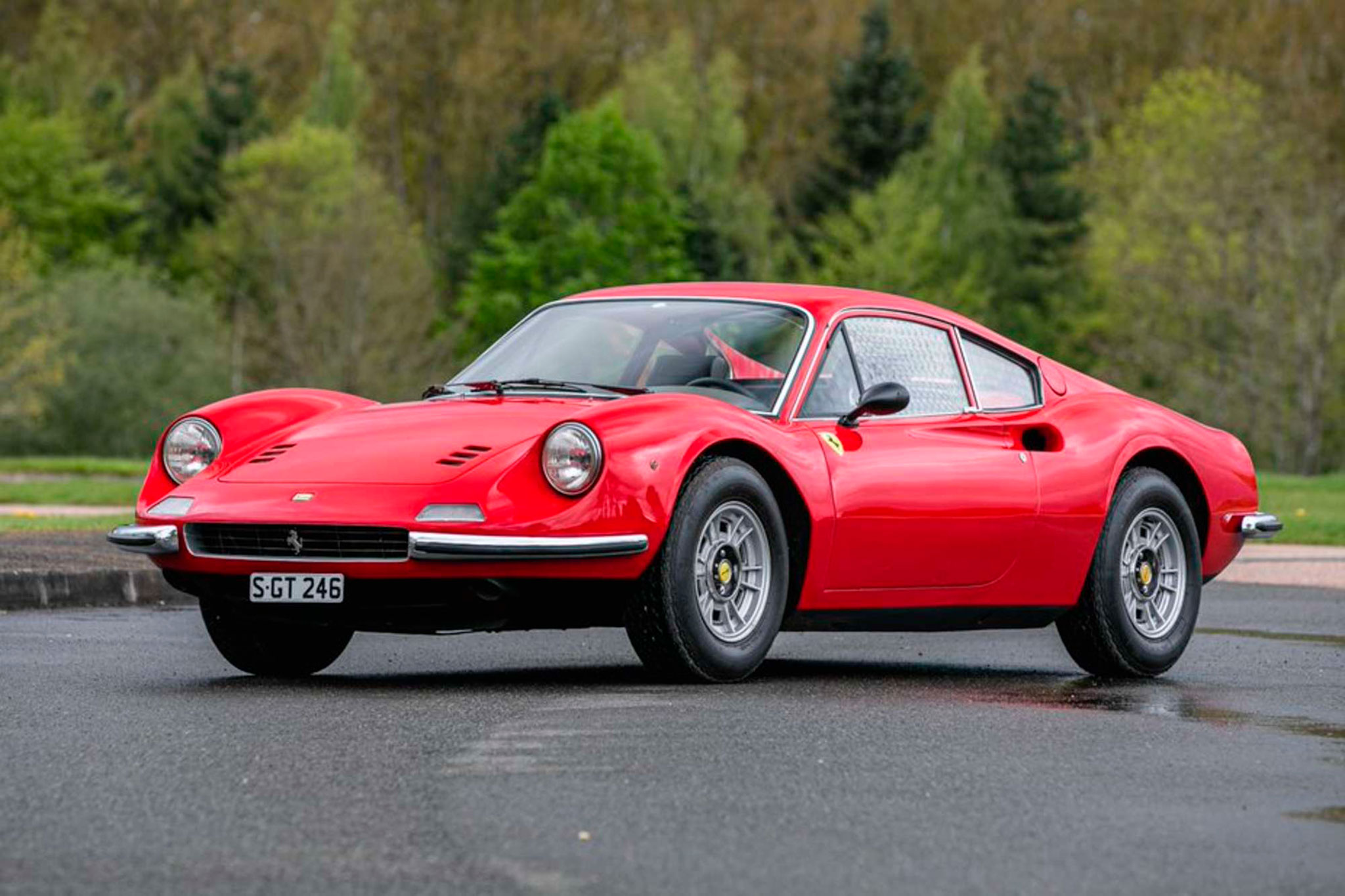 1971 Ferrari Dino 246 GT adjugée £180,000.
