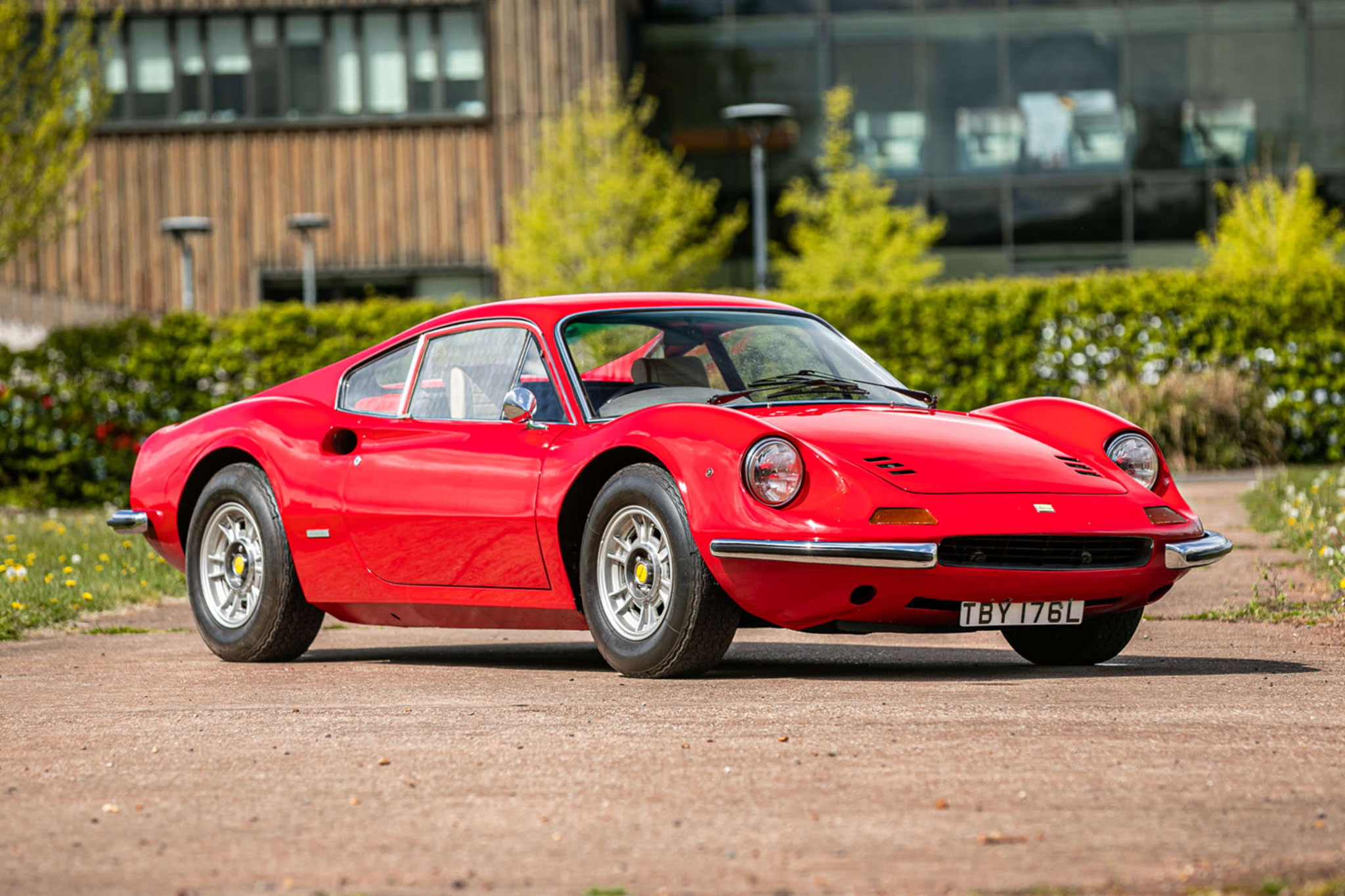 1973 Ferrari Dino 246 GT adjugée £190,000.