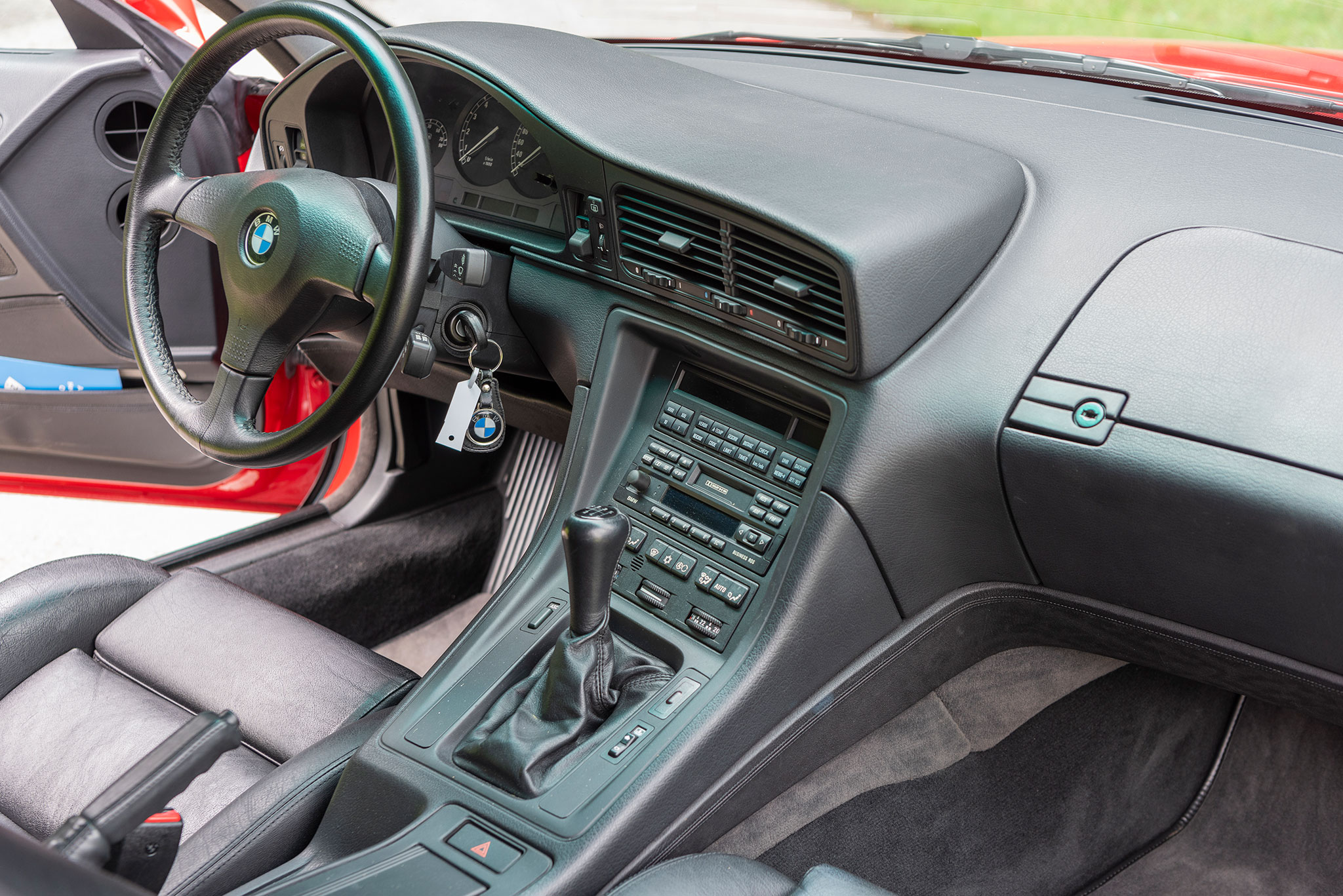 1992 BMW 850i la console centrale regroupe toutes les commandes.