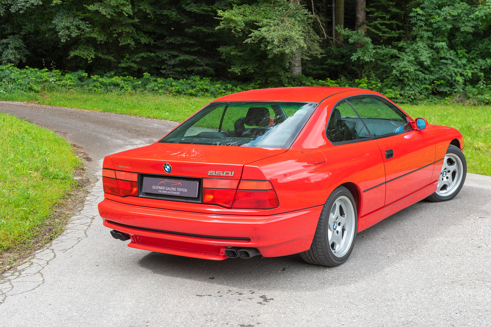 1992 BMW 850i la découpe de l'arrière rompt avec la fluidité de la carrosserie.