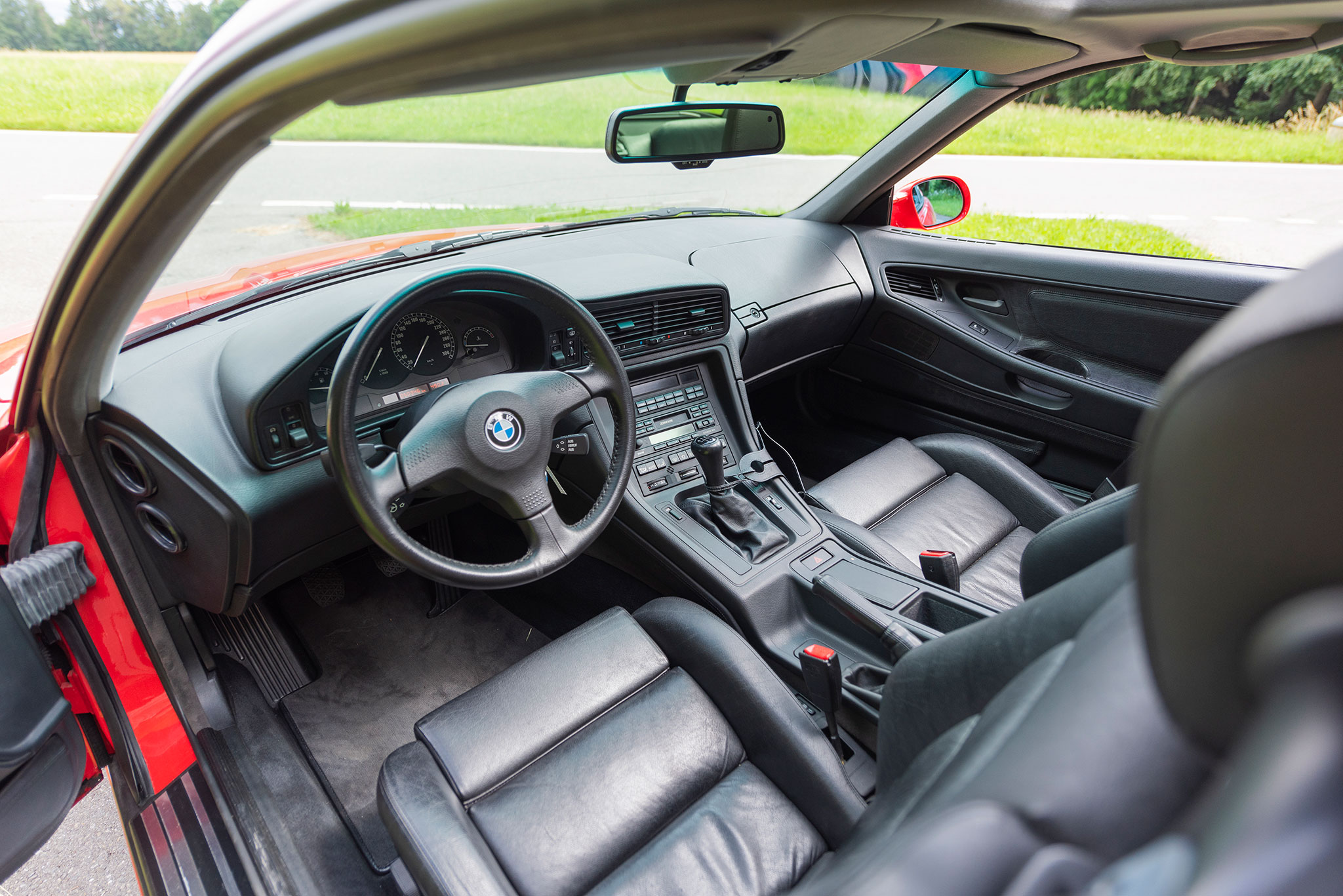 1992 BMW 850i la voiture de notre essai présent des sièges en cuir de buffle anthracite.