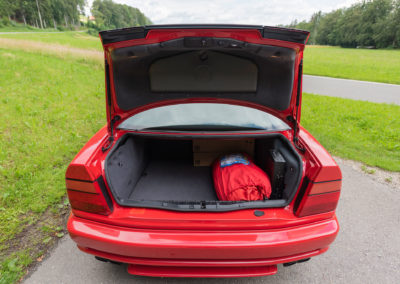 1992 BMW 850i le coffre est suffisament grand pour partir en vacances à deux.