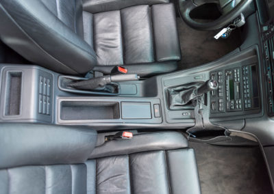 1992 BMW 850i les 6 compartiments à cassette montrent que la voiture a pris de l'âge.
